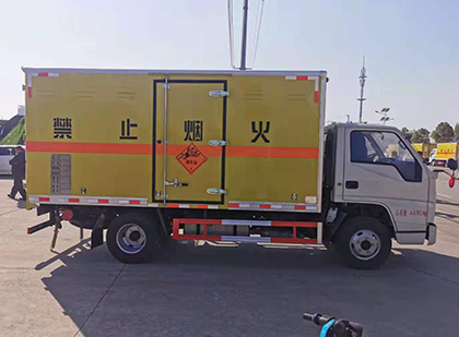 瓮安爆破器材运输车技术升级与安全合规新趋势